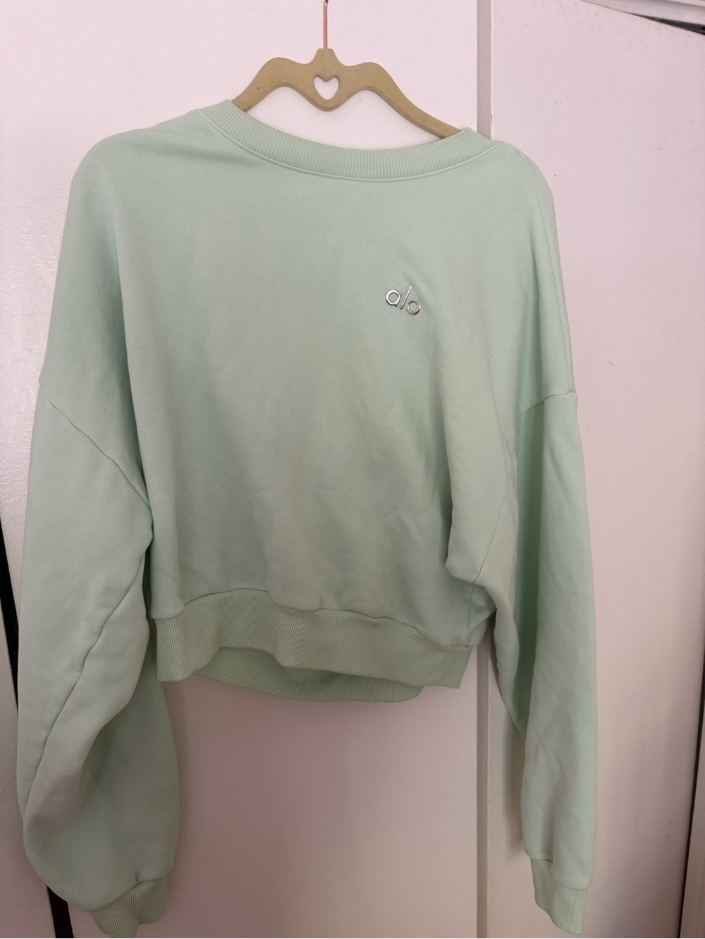 alo cropped accolade sweatshirt in spearmint - Picture 2 of 6